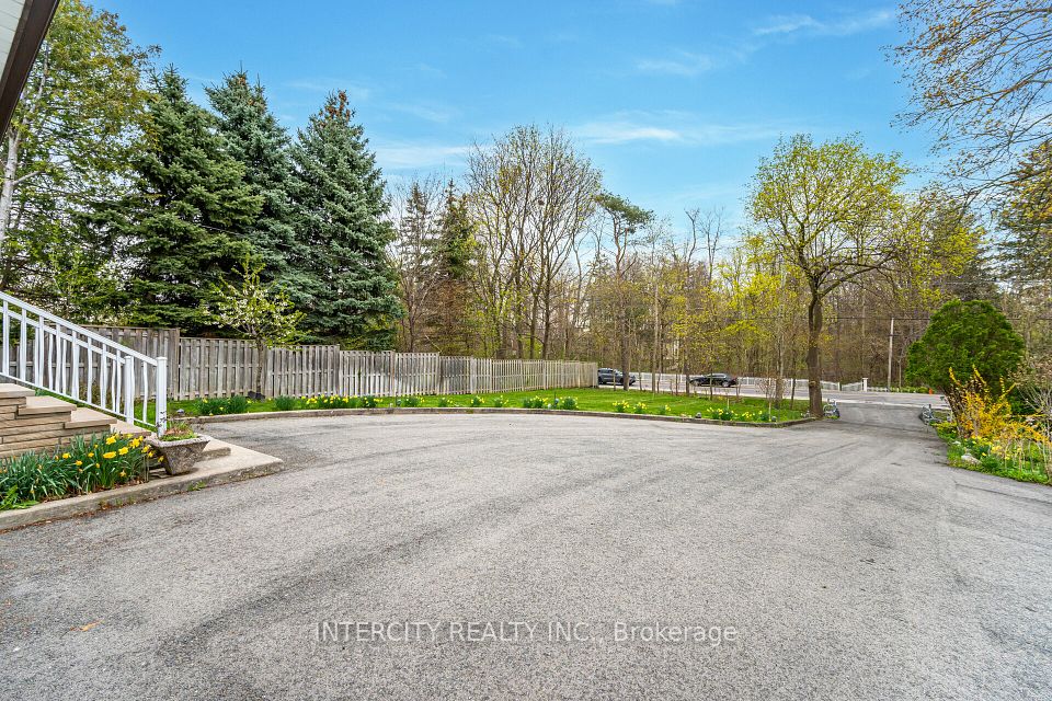 130 Centre Street, Vaughan, ON L4J 1G4
