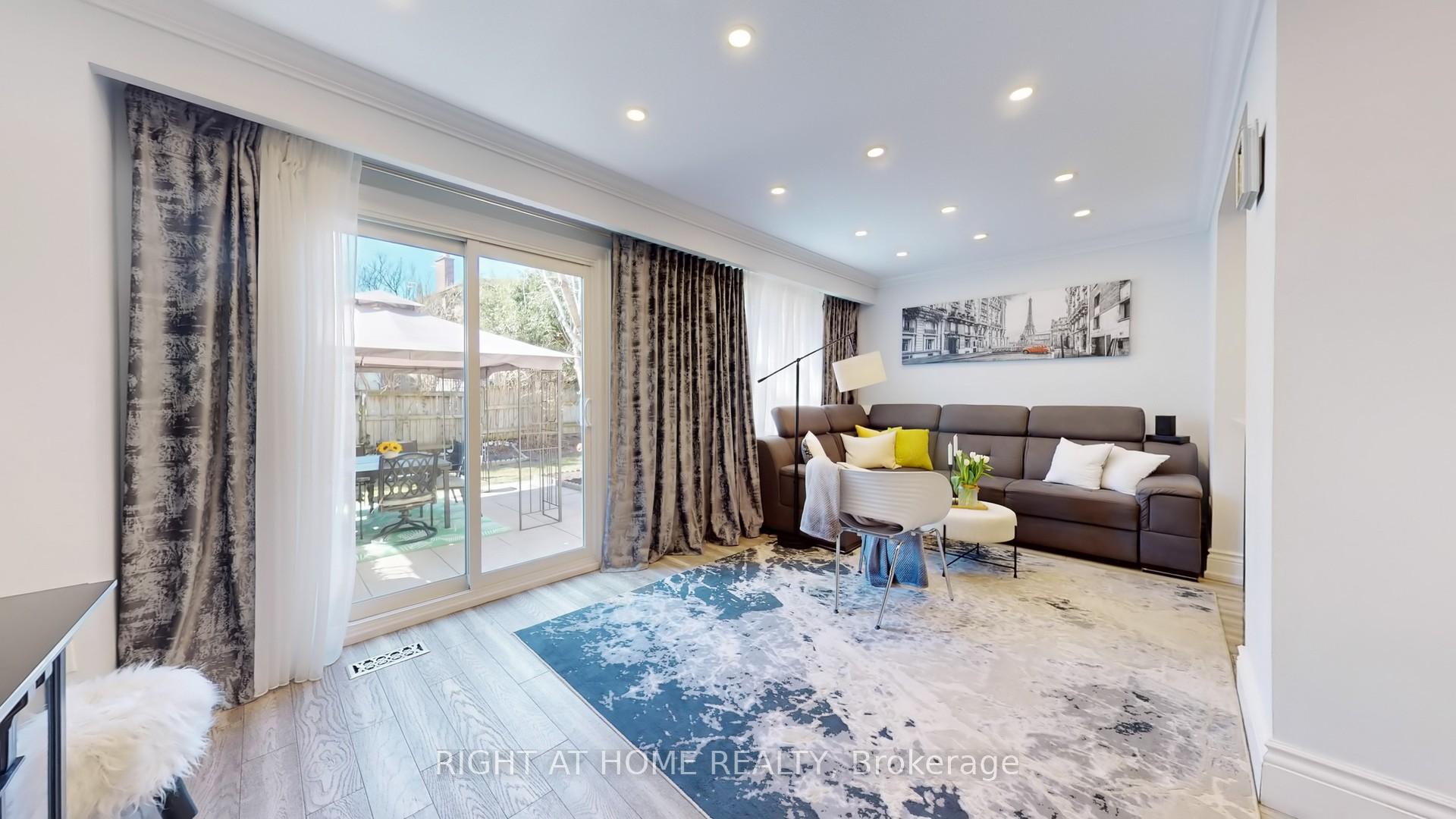 3 Bedrooms Condo at 1951 Rathburn, Mississauga For sale