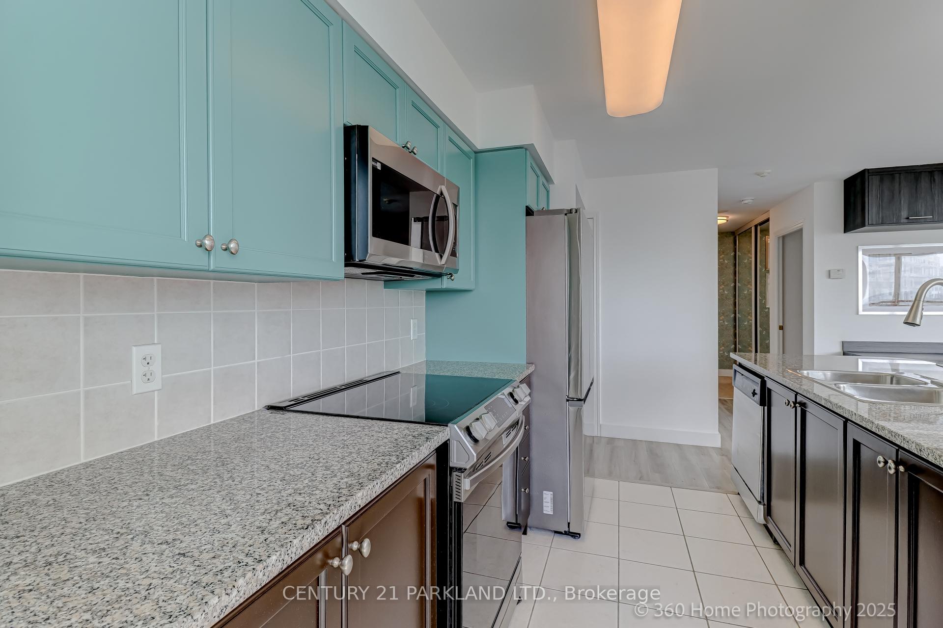 2 Bedrooms Condo at 30 Grand Trunk, Toronto For sale
