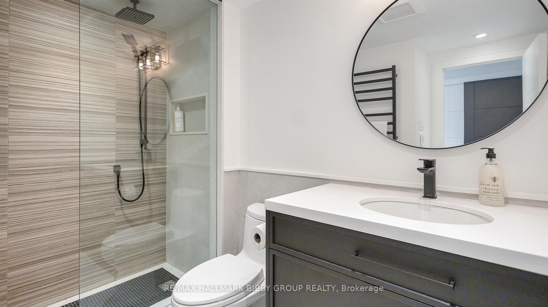 3 Bedrooms Condo at 99 Harbour, Toronto For sale