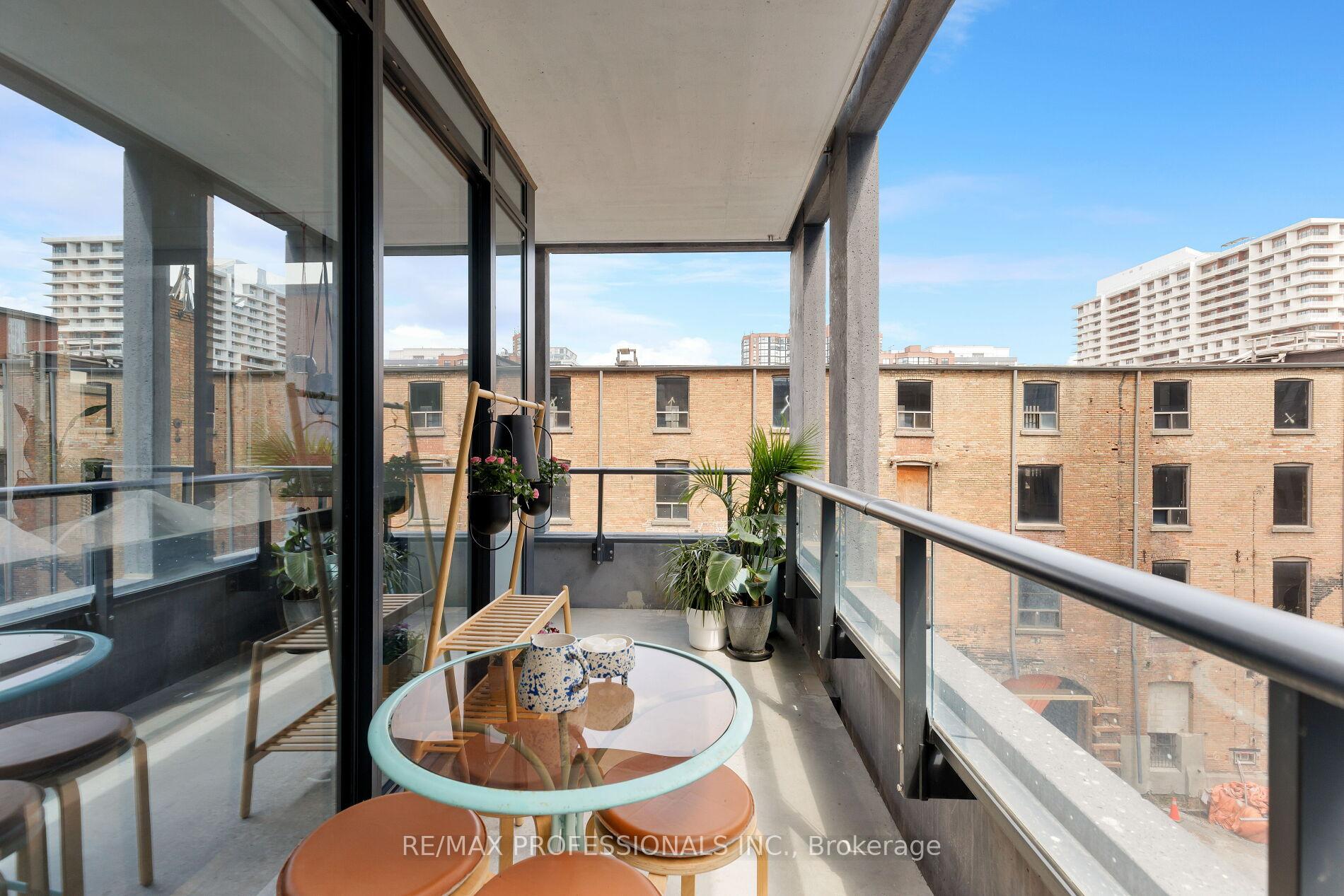 2 Bedrooms Condo at 9 Tecumseth,  Toronto For sale