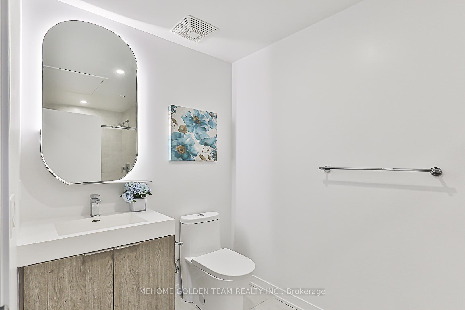 3 Bedrooms Condo at 15 Holmes, Toronto For sale