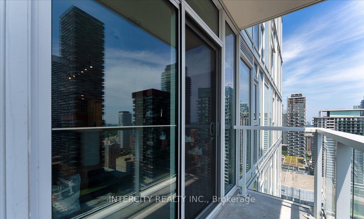 3 Bedrooms Condo at 33 Helendale, Toronto For sale