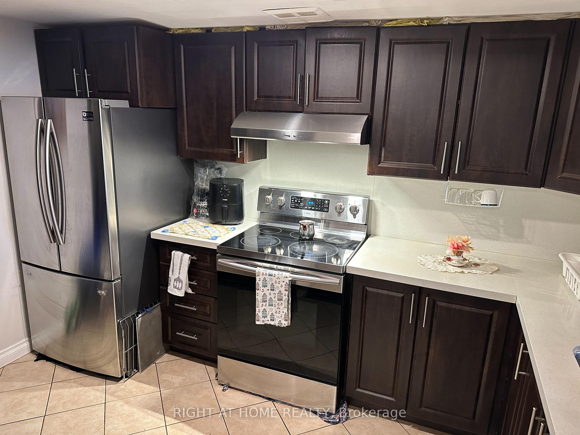 3 Bedrooms Condo at 300 Webb,  Mississauga For sale