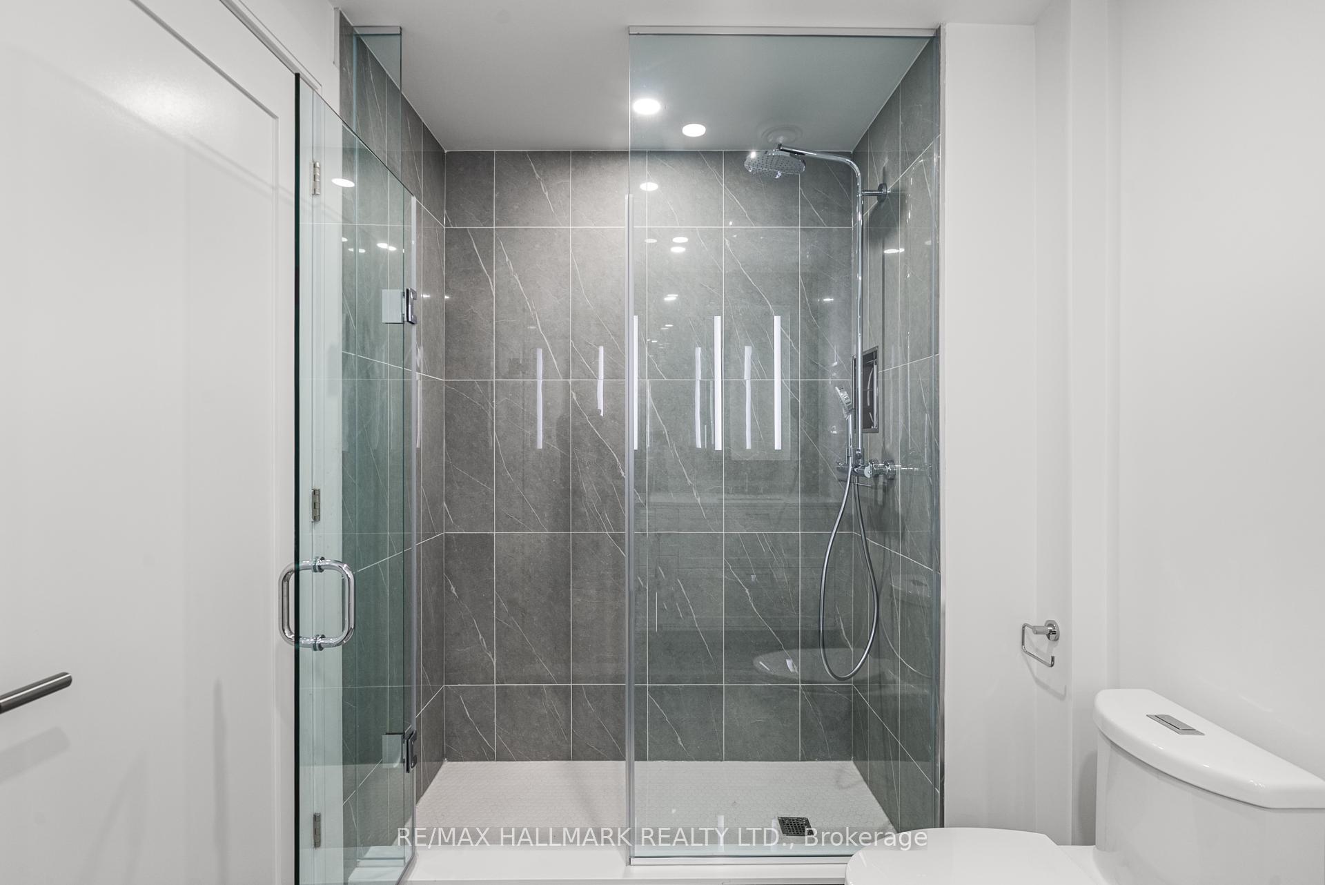 3 Bedrooms Condo at 10 Inn On The Park, Toronto For sale