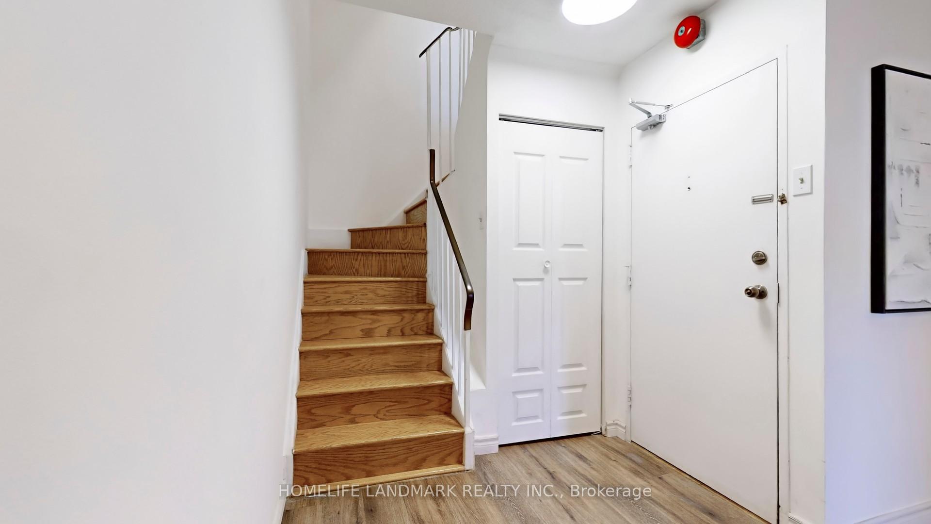 3 Bedrooms Condo at 1395 Williamsport, Mississauga For sale