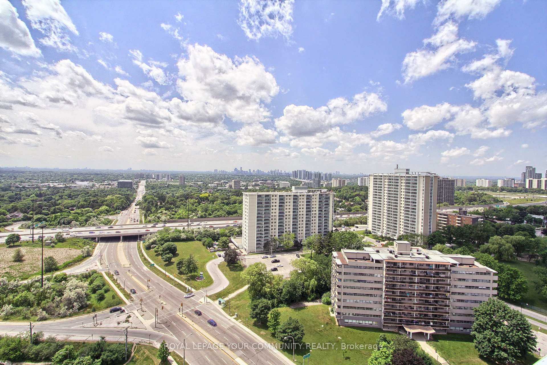 2 Bedrooms Condo at 10 Deerlick, Toronto For sale