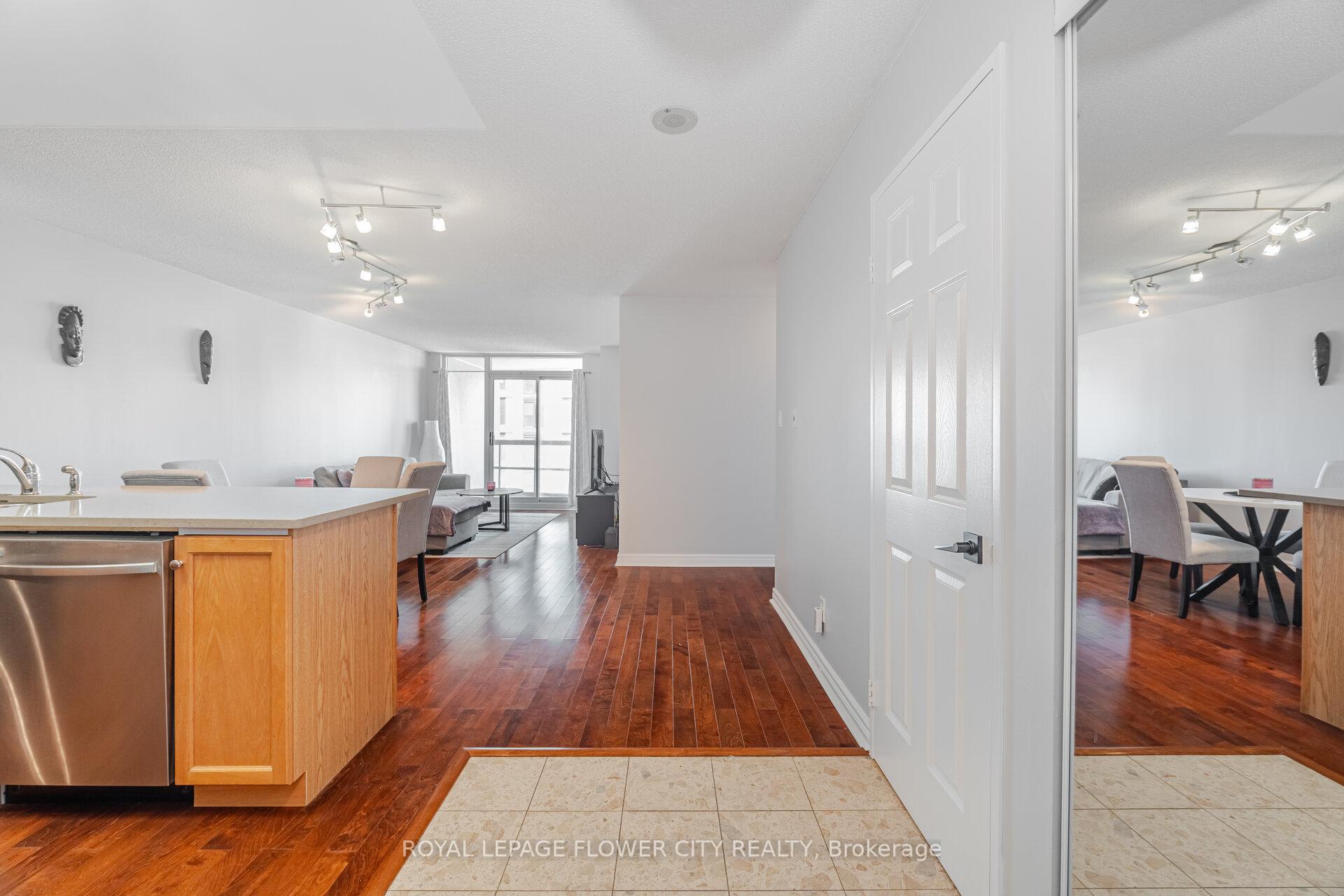 2 Bedrooms Condo at 156 Enfield, Mississauga For sale