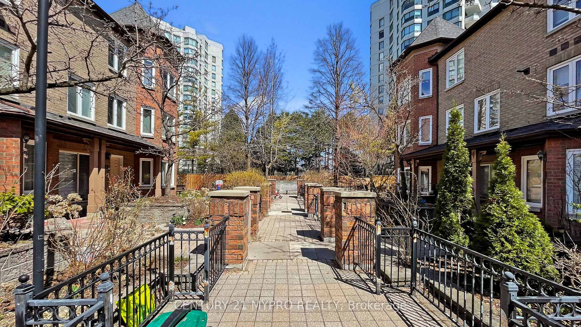 3 Bedrooms Condo at 735 New Westminster,  Vaughan For sale