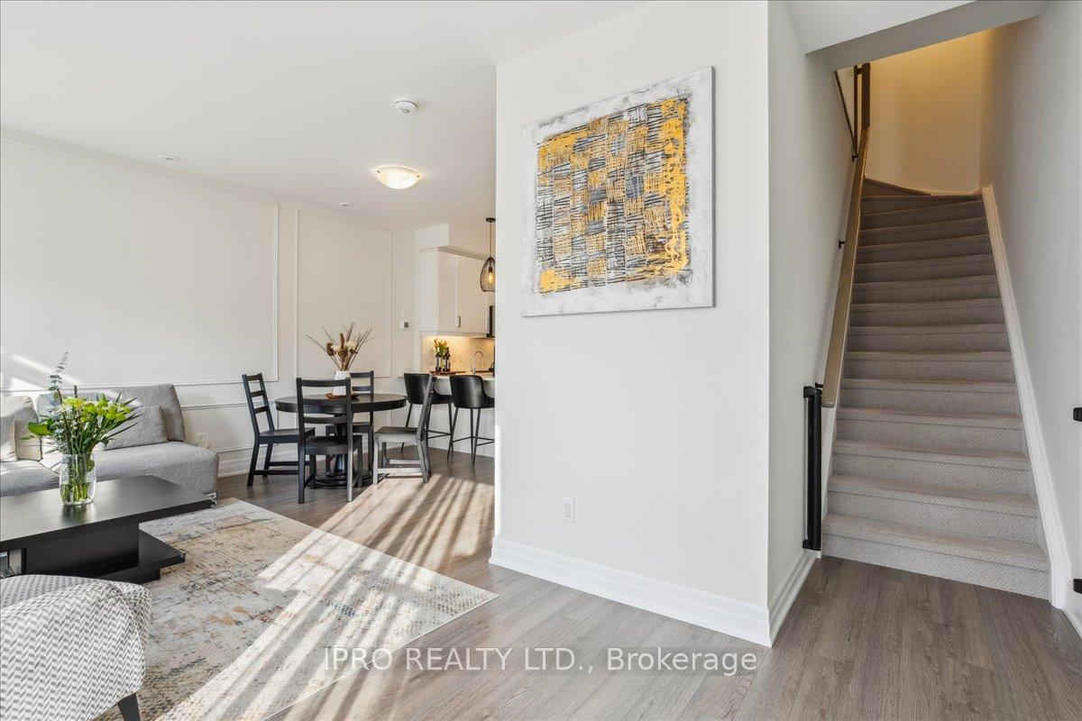 2 Bedrooms Condo at 652 Cricklewood, Mississauga For sale