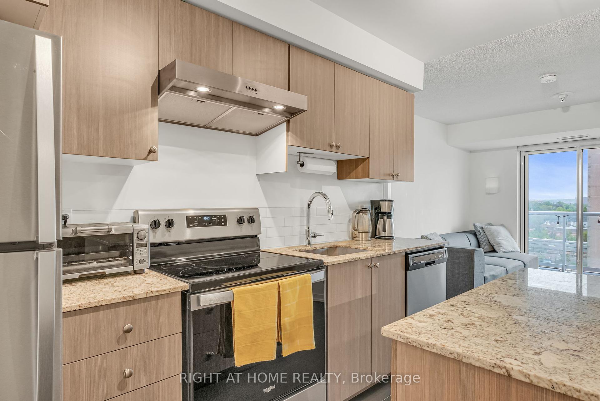 2 Bedrooms Condo at 10 Wilby, Toronto For sale