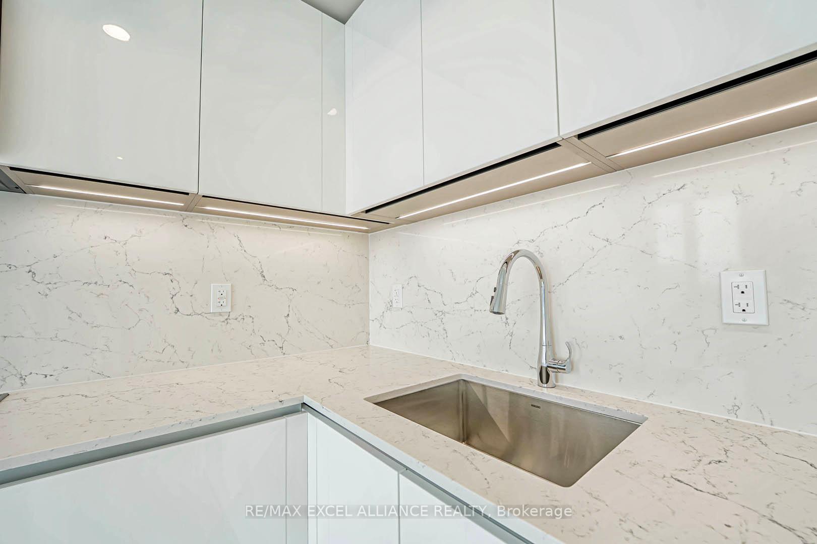 2 Bedrooms Condo at 8 Cumberland,  Toronto For sale