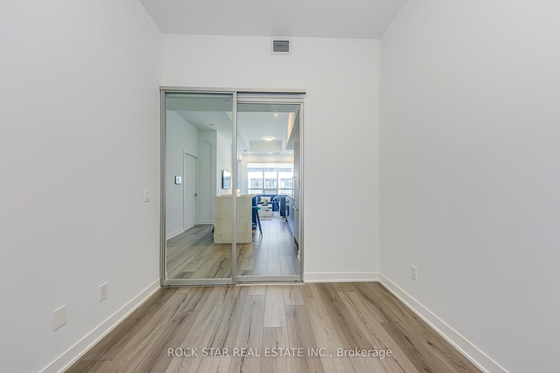 2 Bedrooms Condo at 405 Dundas,  Oakville For sale
