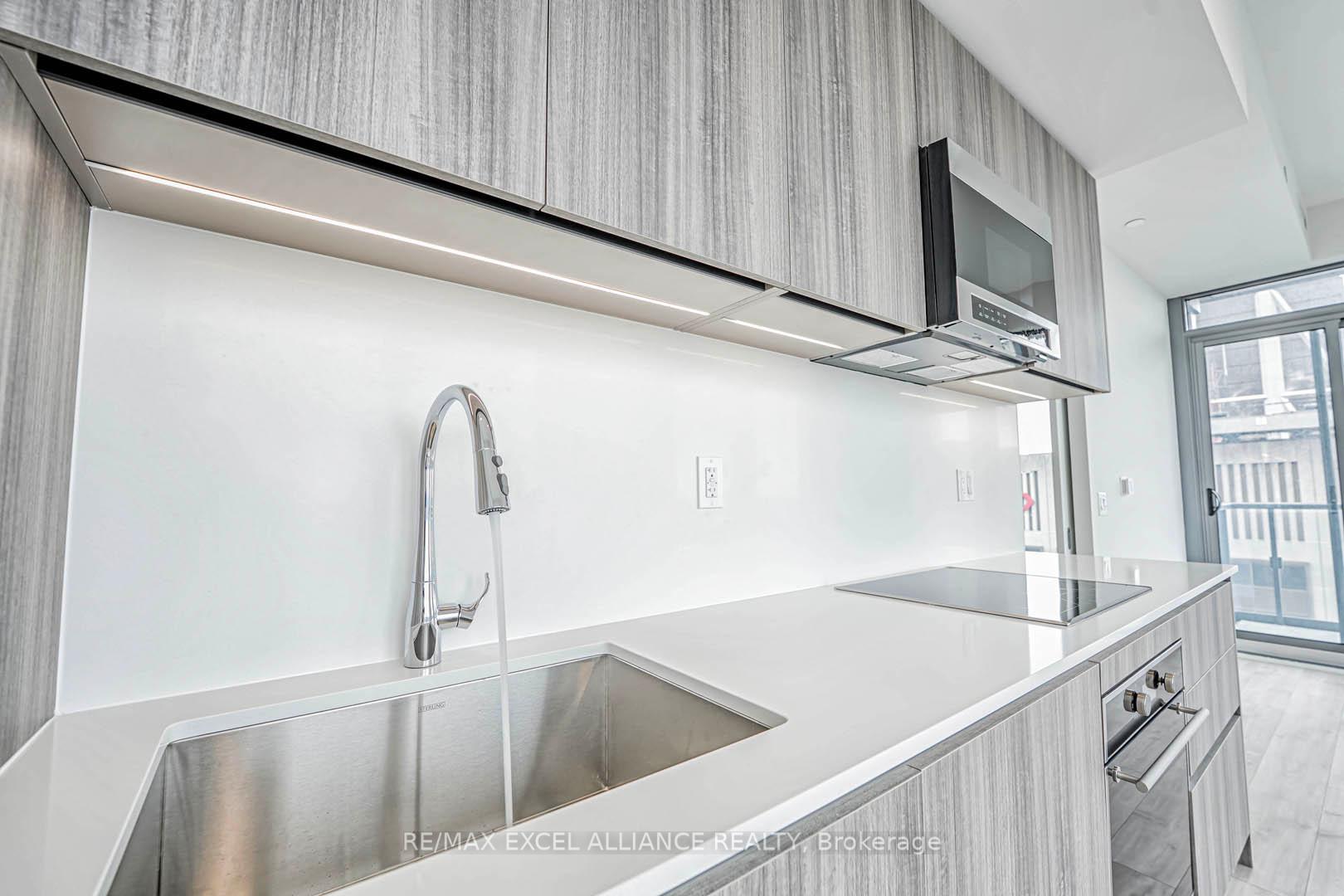 2 Bedrooms Condo at 8 Cumberland,  Toronto For sale