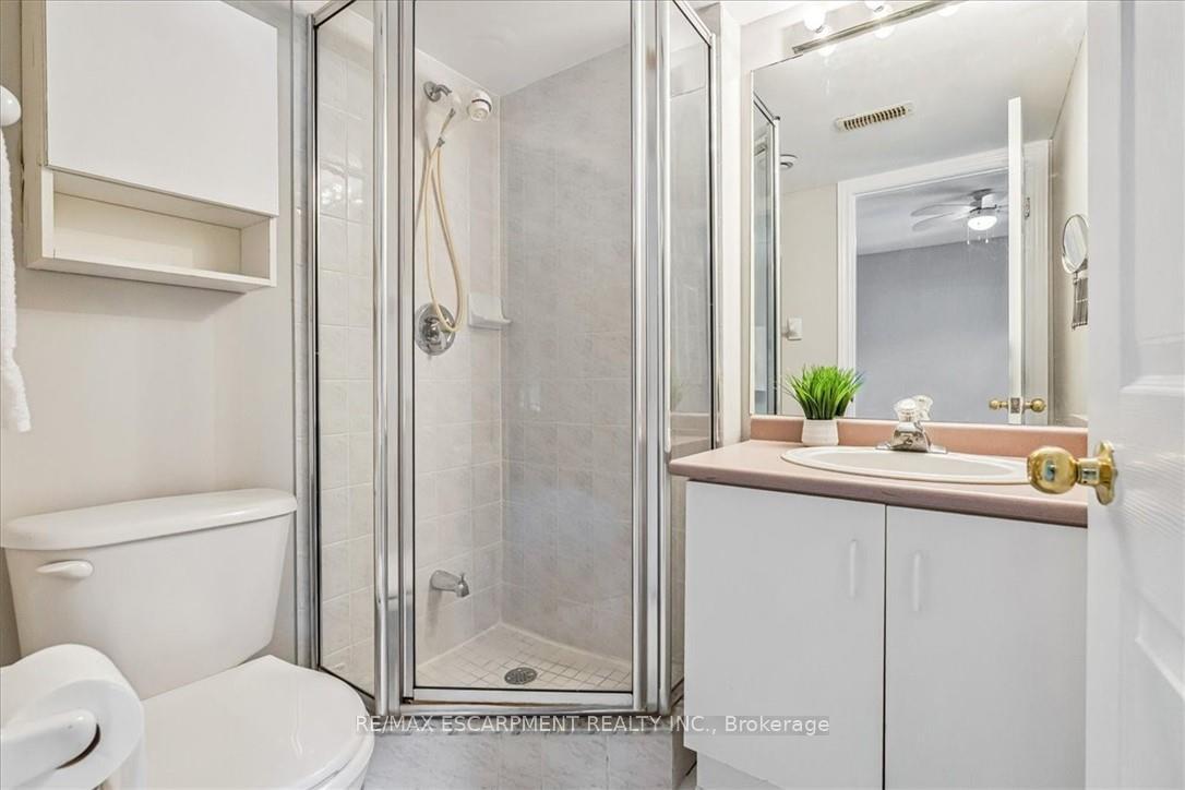 2 Bedrooms Condo at 4140 Foxwood, Burlington For sale