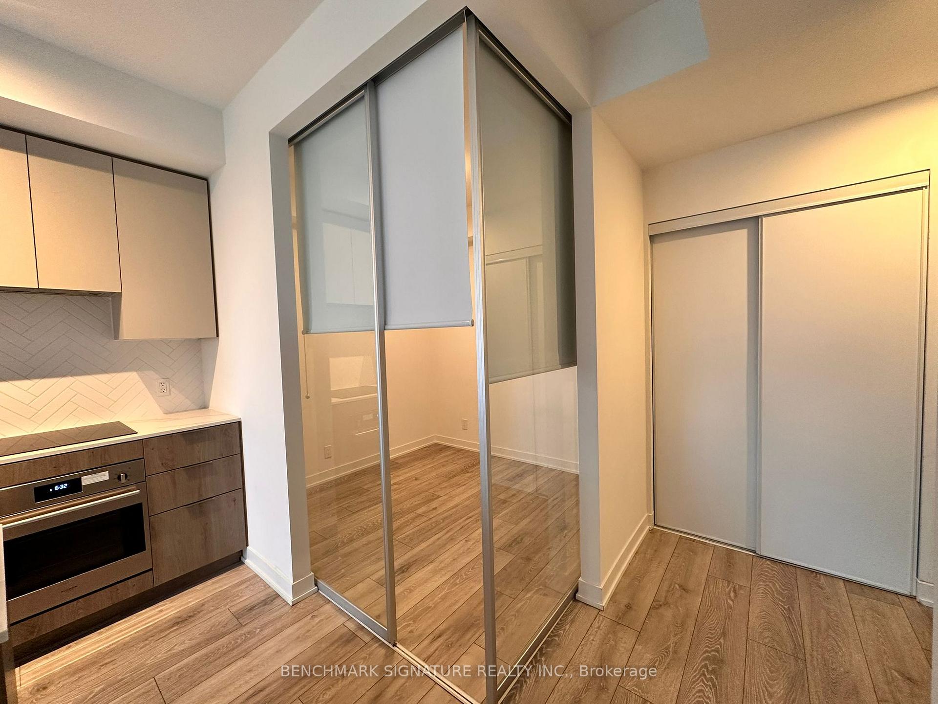 2 Bedrooms Condo at 15 Holmes, Toronto For sale