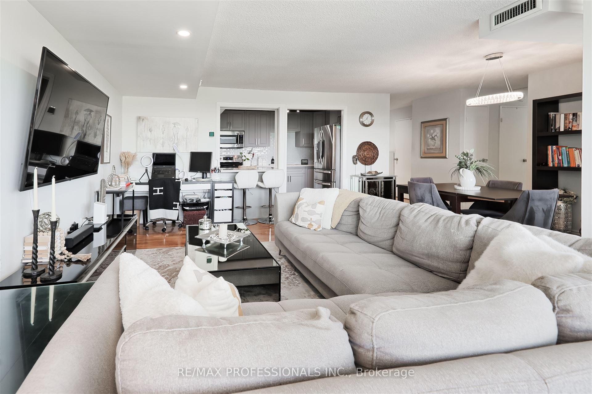 3 Bedrooms Condo at 475 The West Mall, Toronto For sale