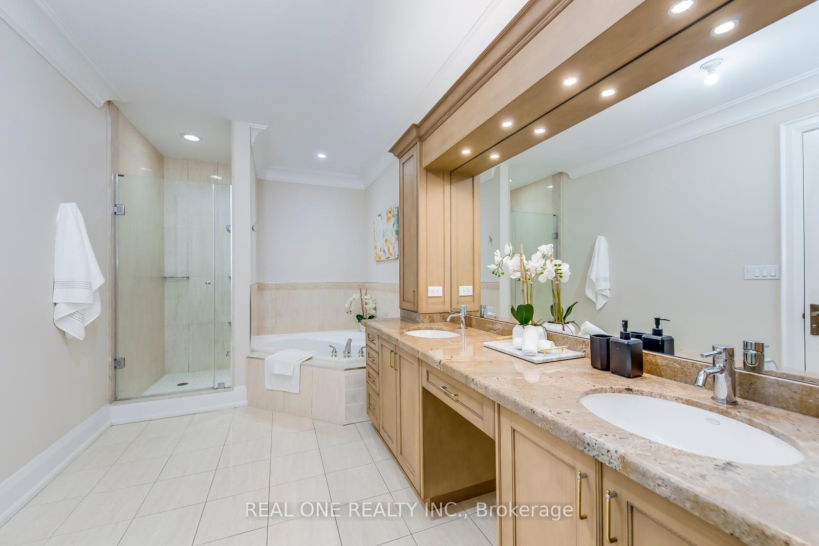 2 Bedrooms Condo at 65 Port,  Mississauga For sale