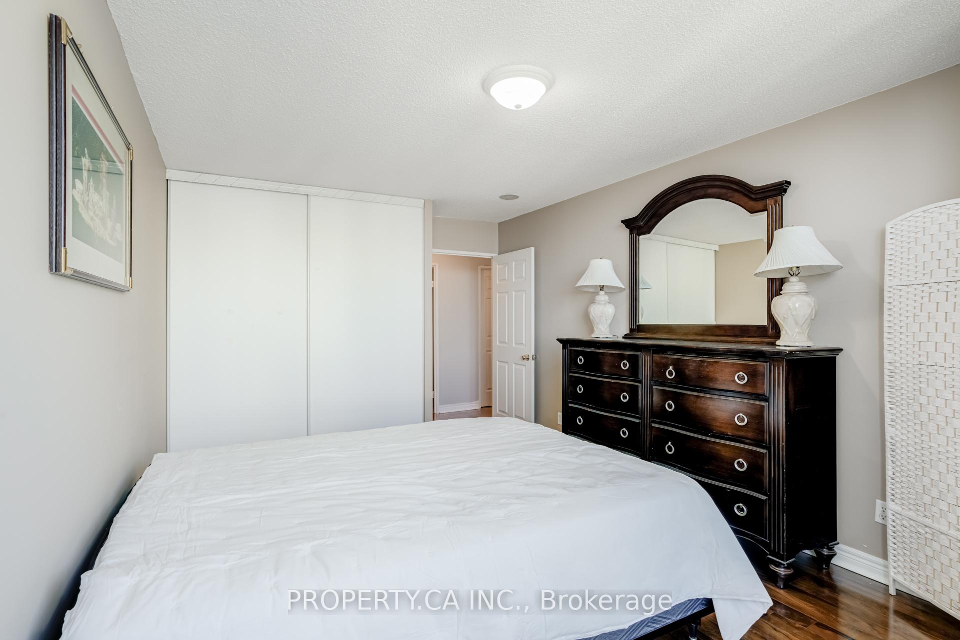 3 Bedrooms Condo at 156 Enfield, Mississauga For sale