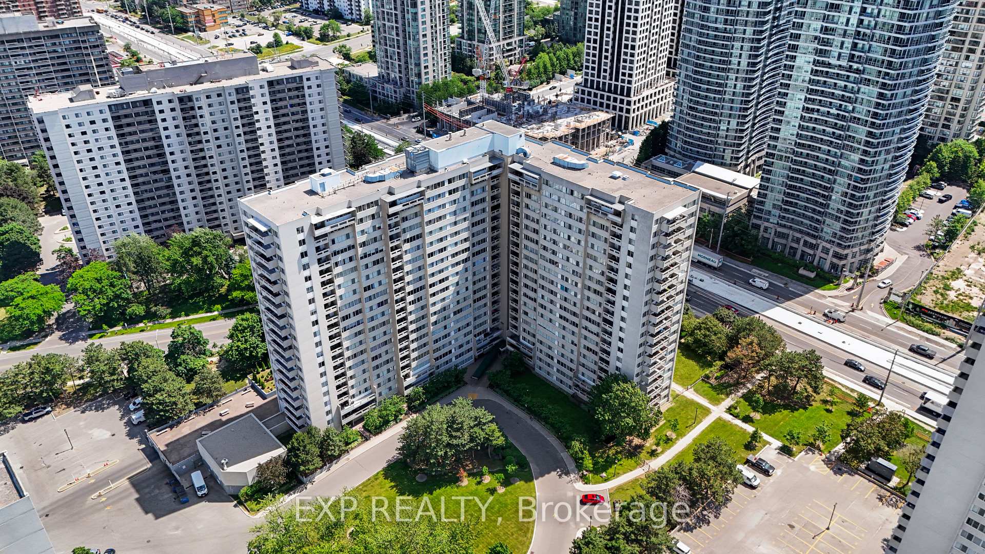 3 Bedrooms Condo at 3590 Kaneff, Mississauga For sale