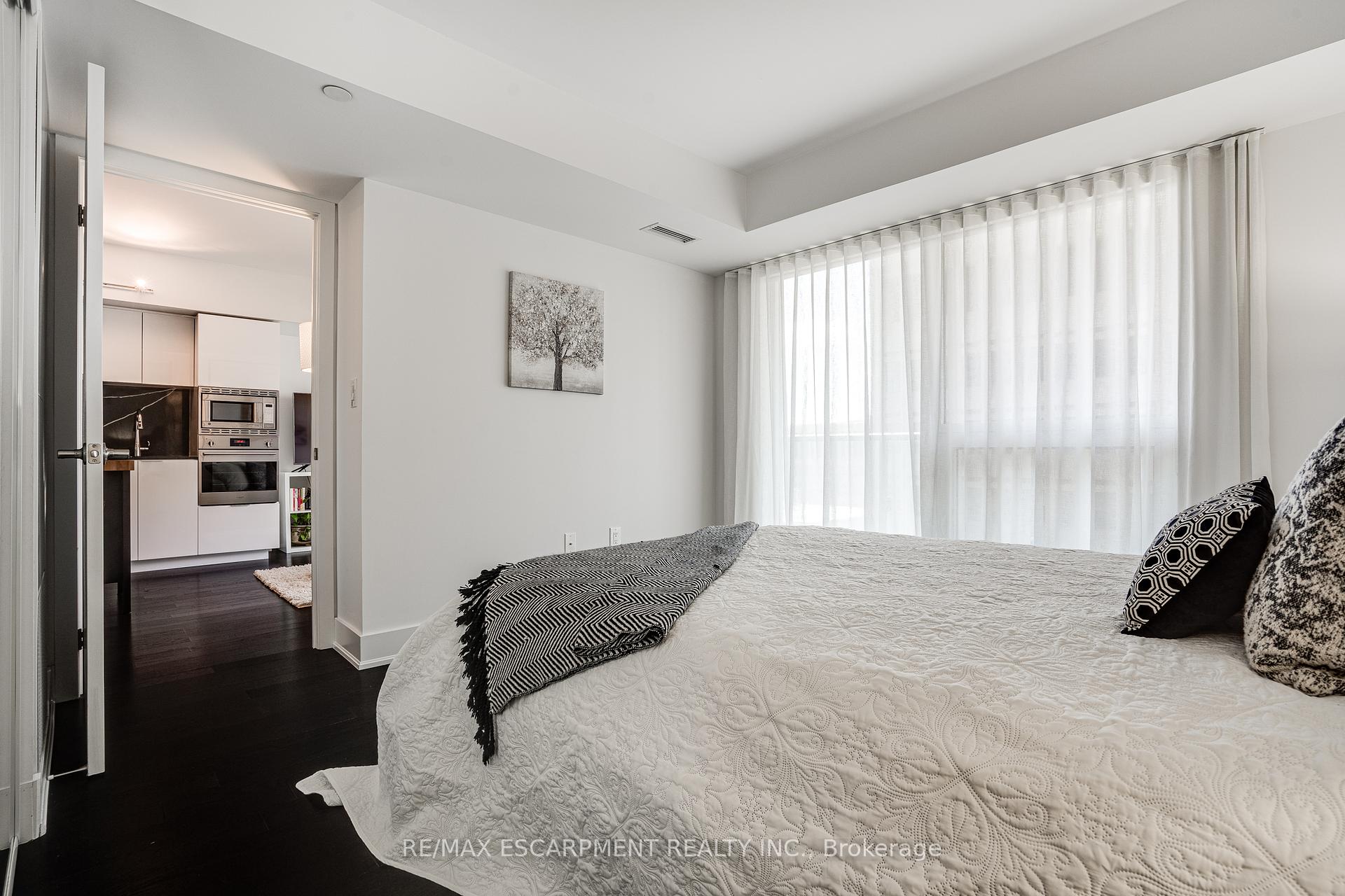 3 Bedrooms Condo at 955 BAY, Toronto For sale