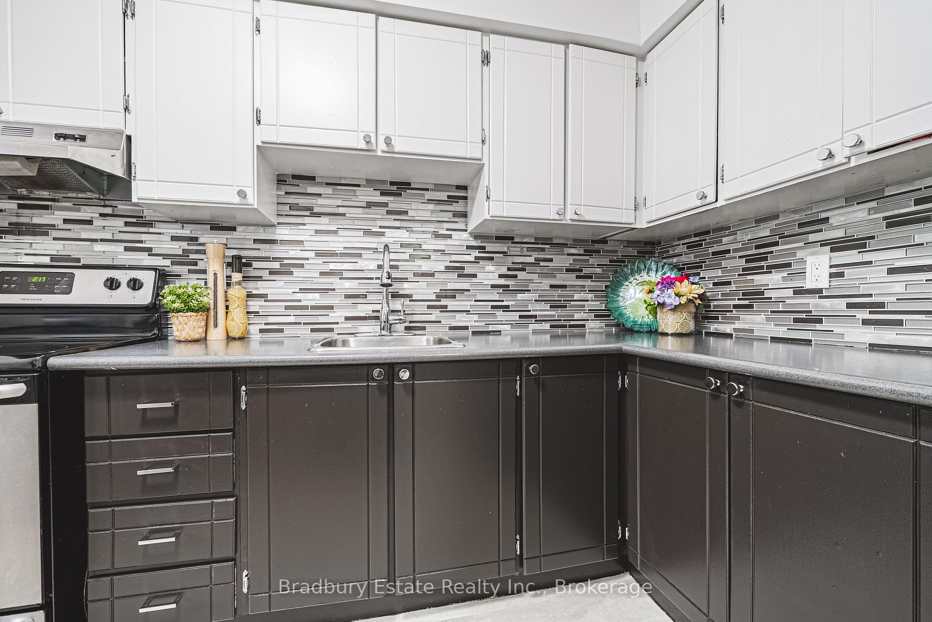 3 Bedrooms Condo at 1489 Ester, Burlington For sale