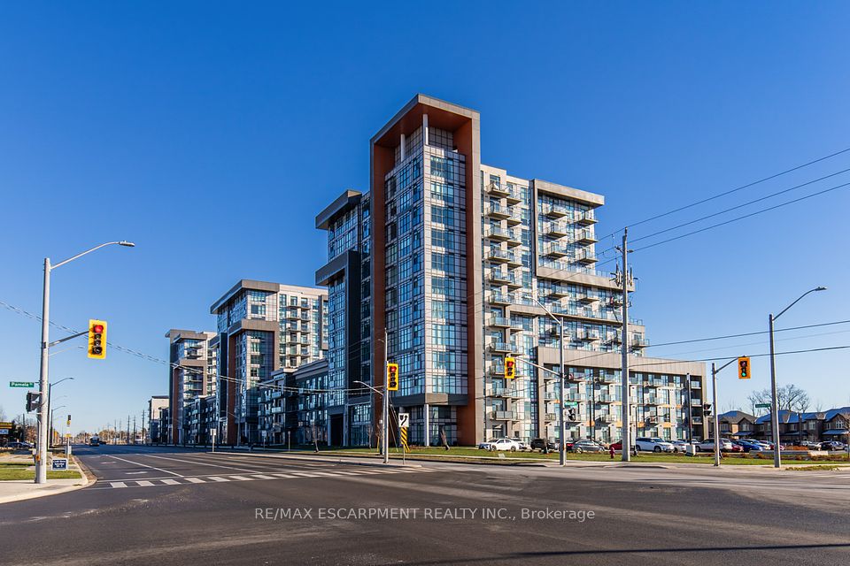 470 DUNDAS