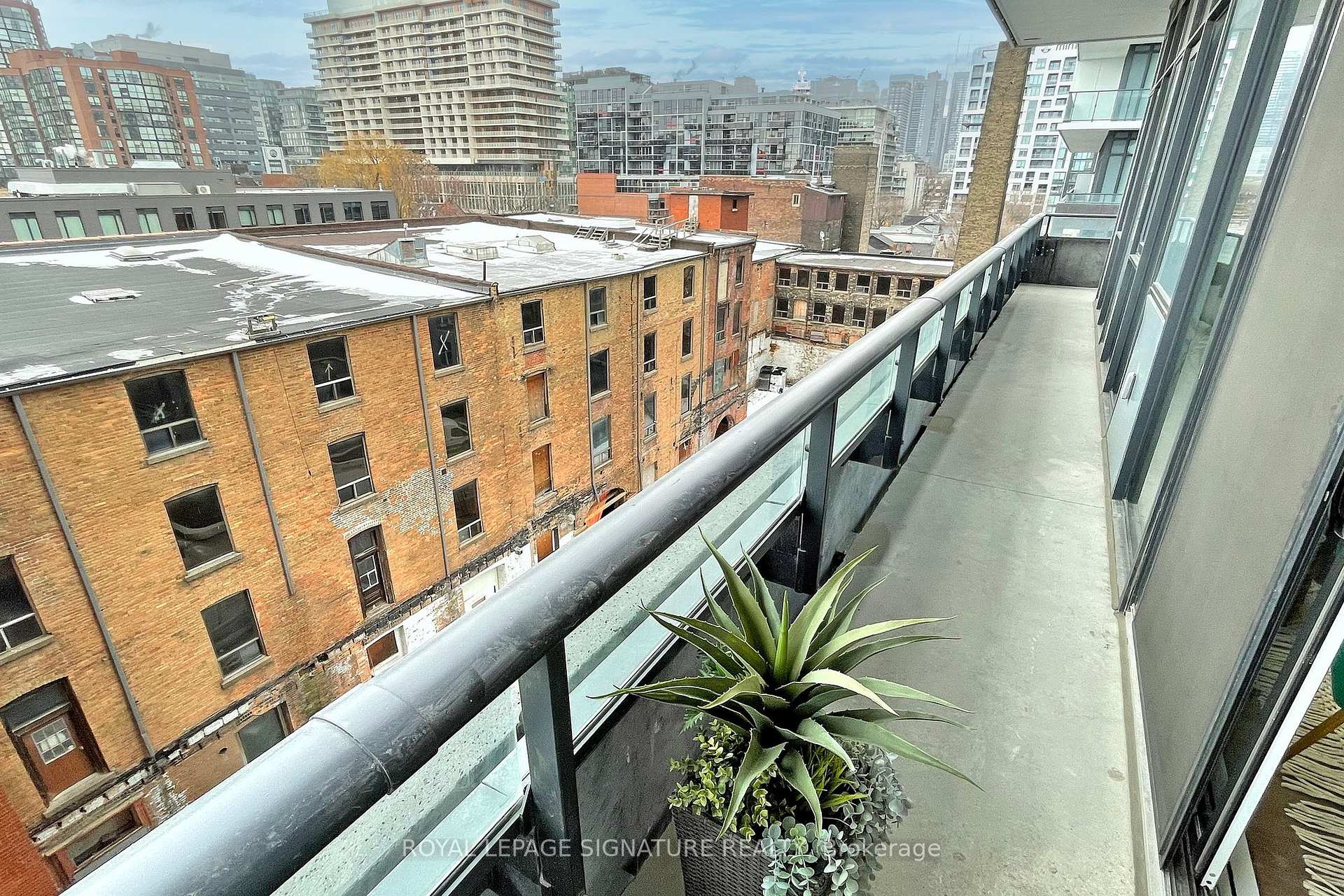 2 Bedrooms Condo at 9 Tecumseth, Toronto For sale