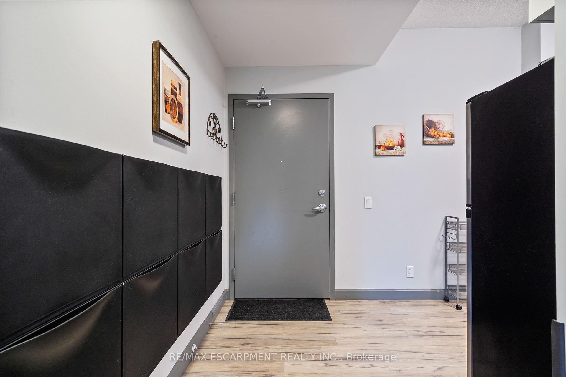 2 Bedrooms Condo at 77 LELAND, Hamilton For sale