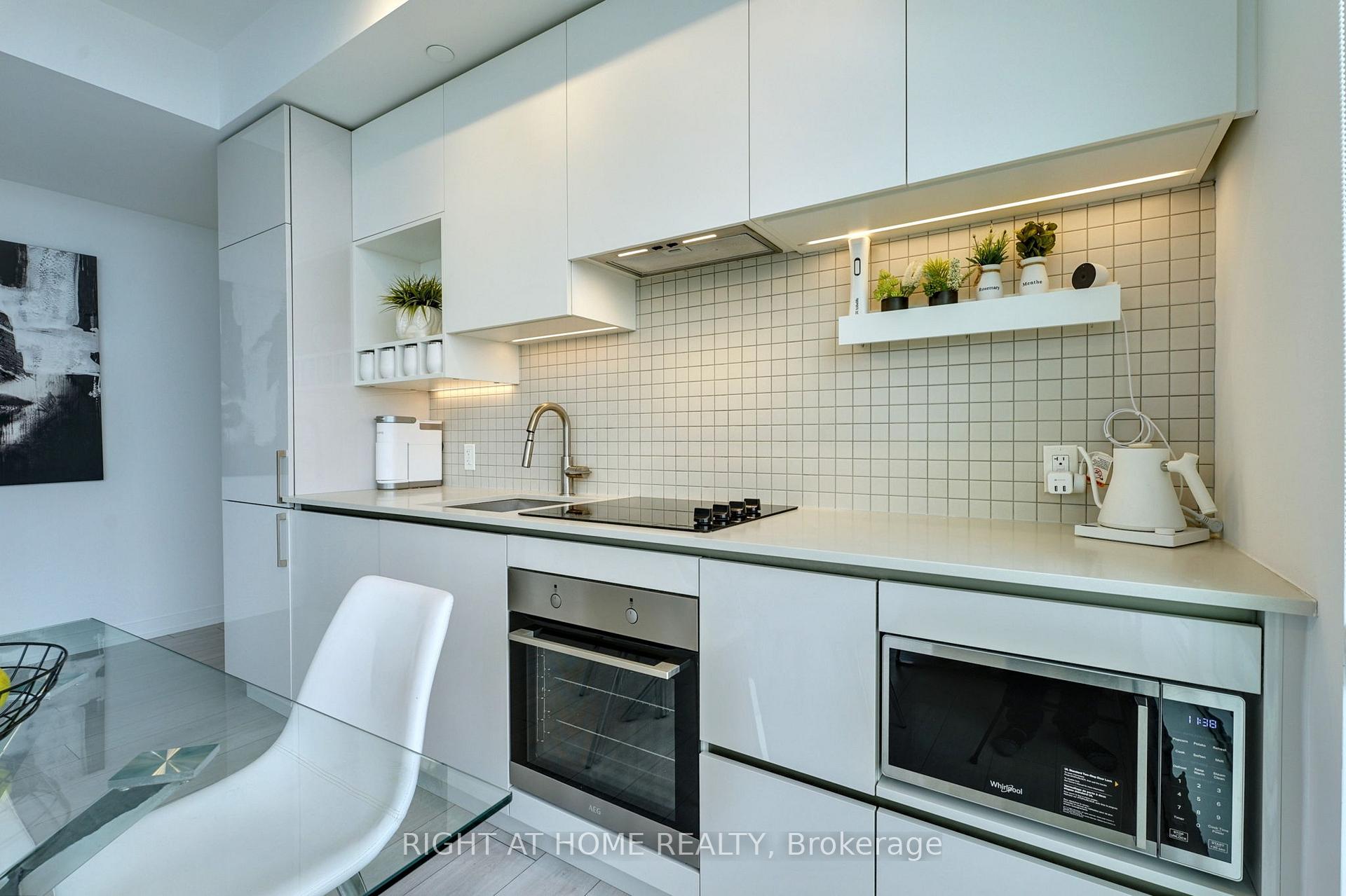 2 Bedrooms Condo at 898 Portage, Vaughan For sale