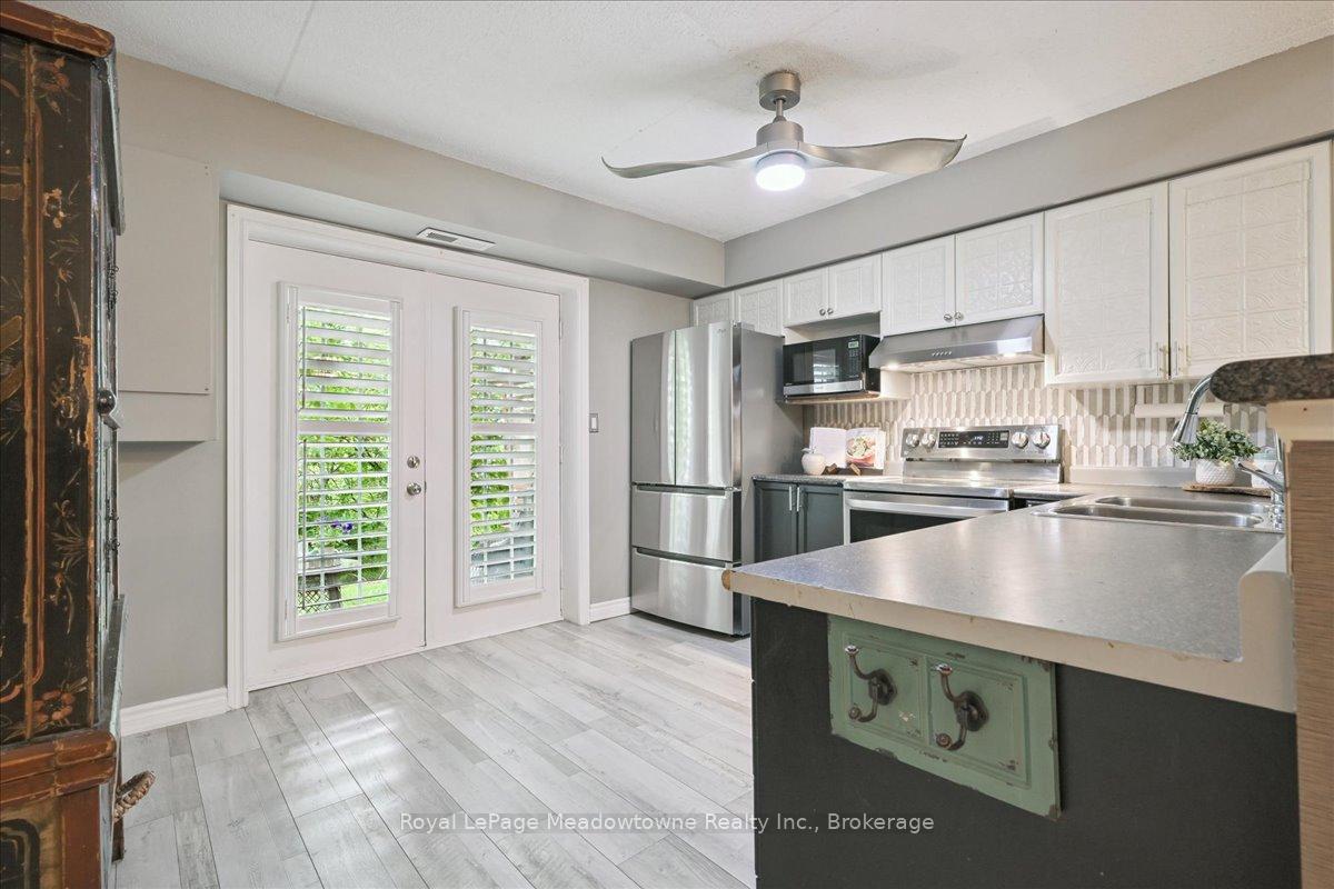 2 Bedrooms Condo at 1450 Bishops, Oakville For sale