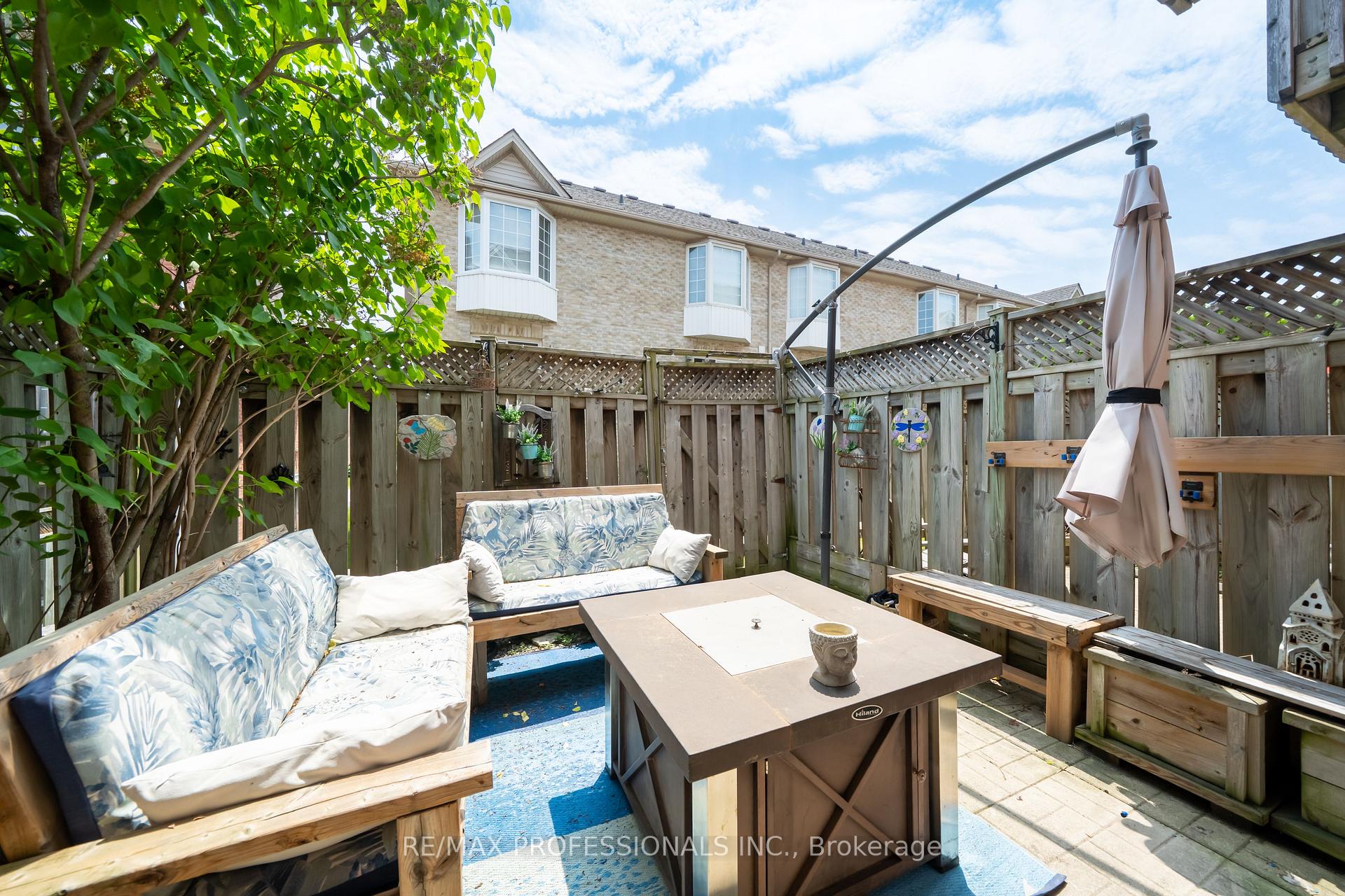 2 Bedrooms Condo at 3480 Upper Middle, Burlington For sale