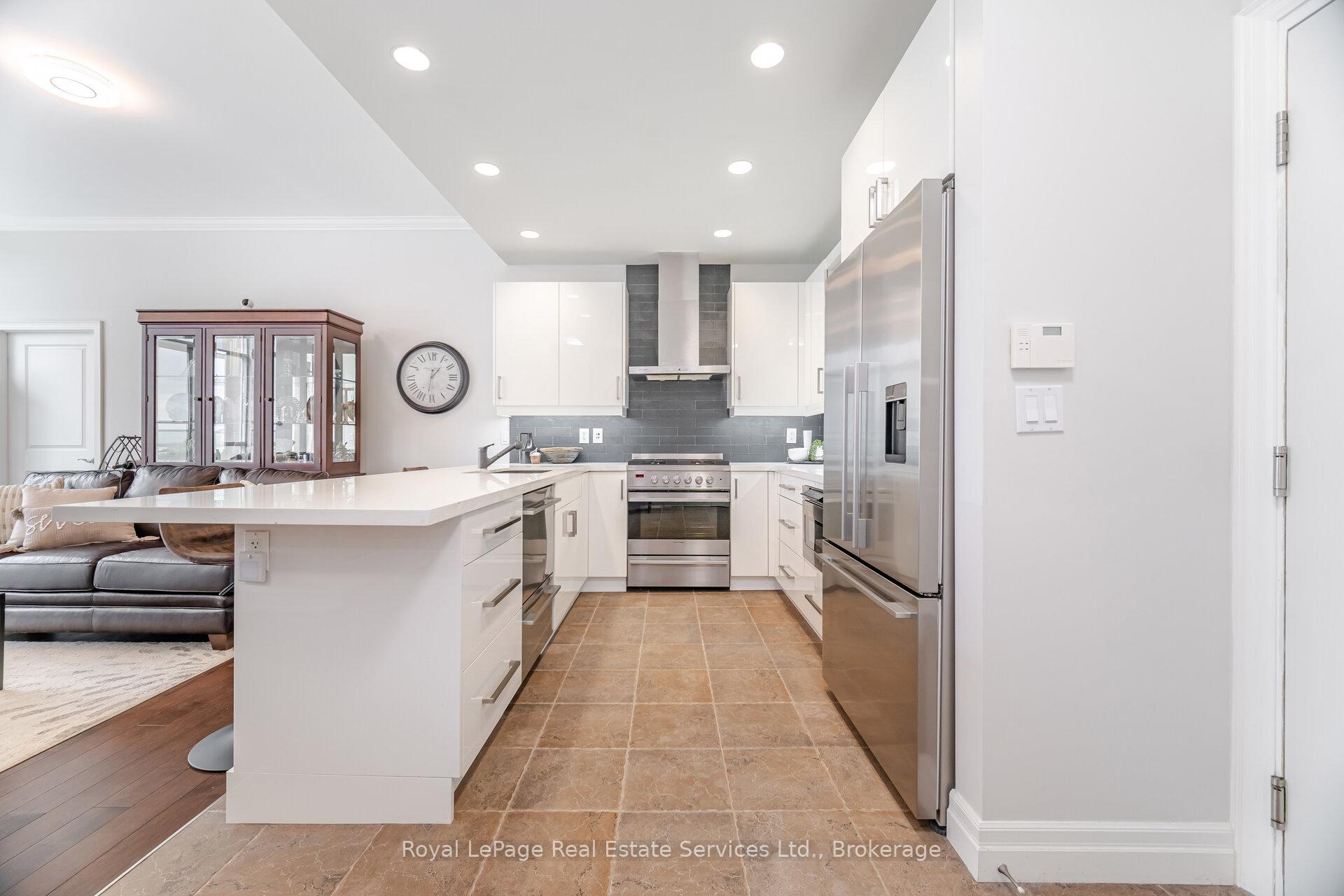 2 Bedrooms Condo at 360 Pearl, Burlington For sale