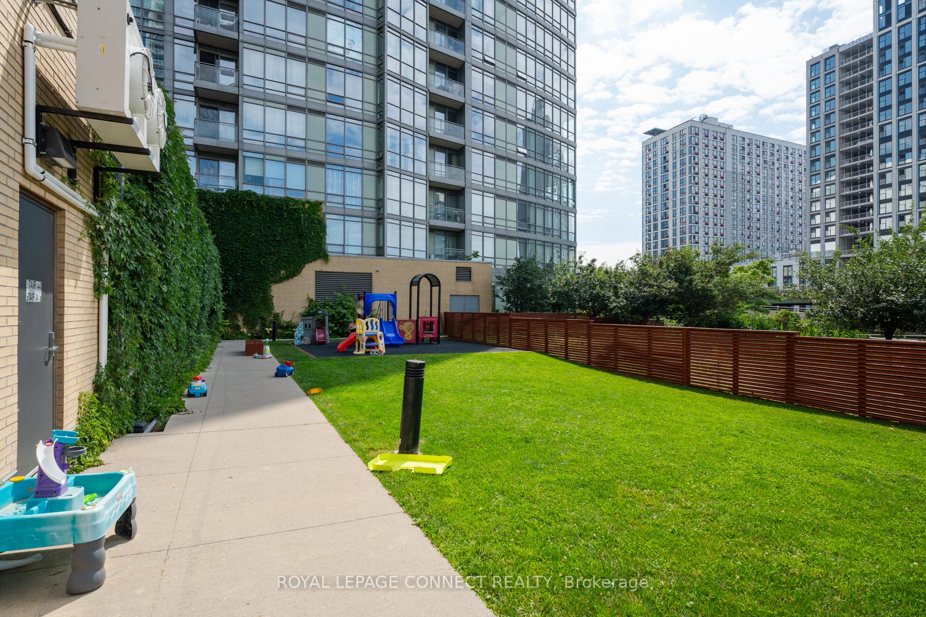3 Bedrooms Condo at 5 Mariner, Toronto For sale