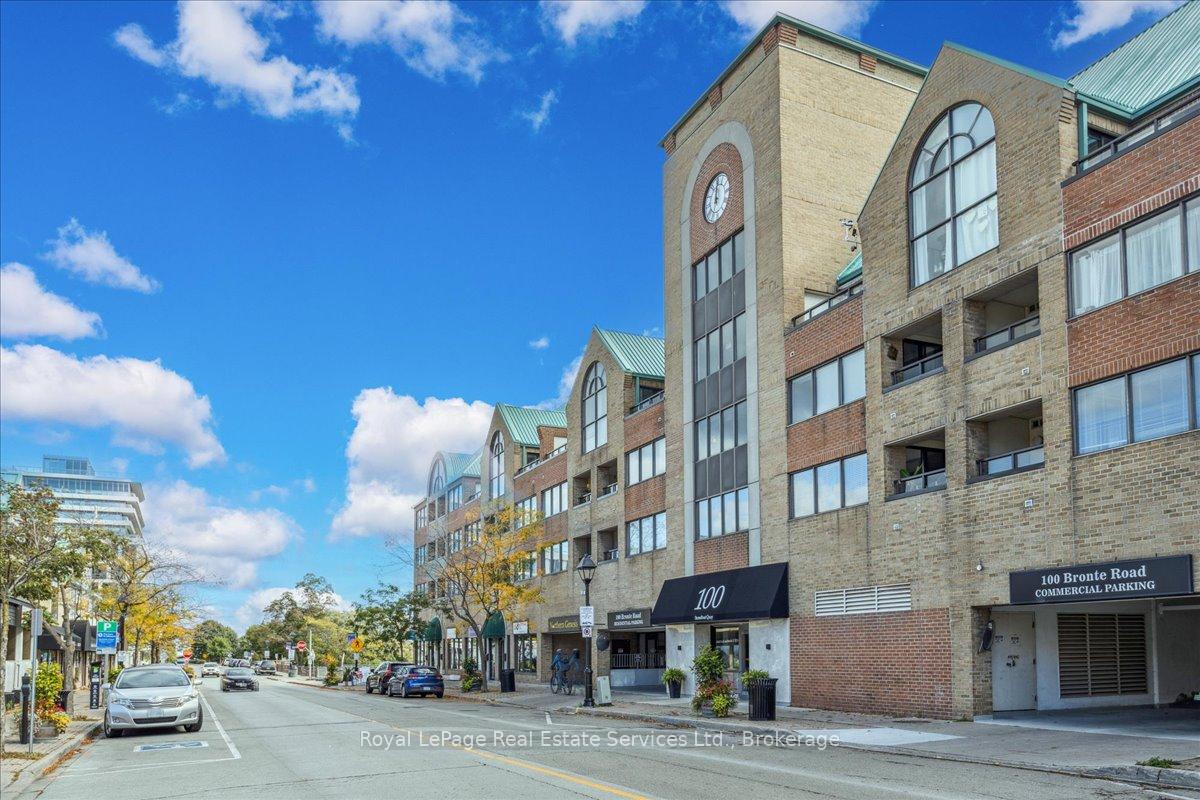 2 Bedrooms Condo at 100 Bronte, Oakville For sale