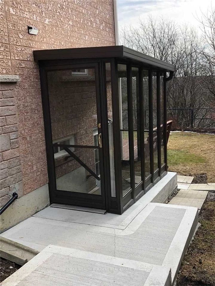 8 Pecan Drive, Brampton, ON L6P 2J8