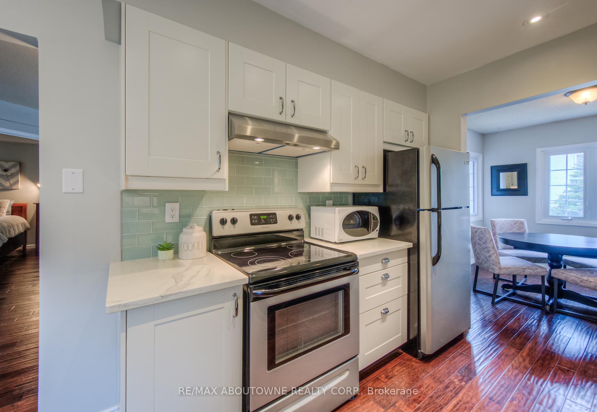 2 Bedrooms Condo at 2110 Cleaver, Burlington For sale