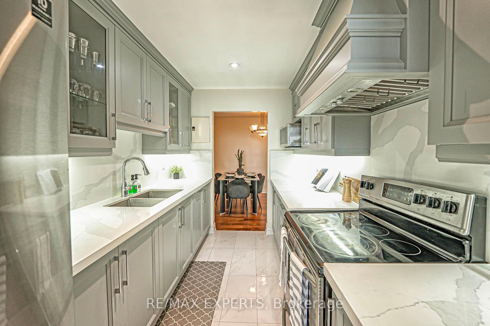 3 Bedrooms Condo at 1625 Bloor, Mississauga For sale