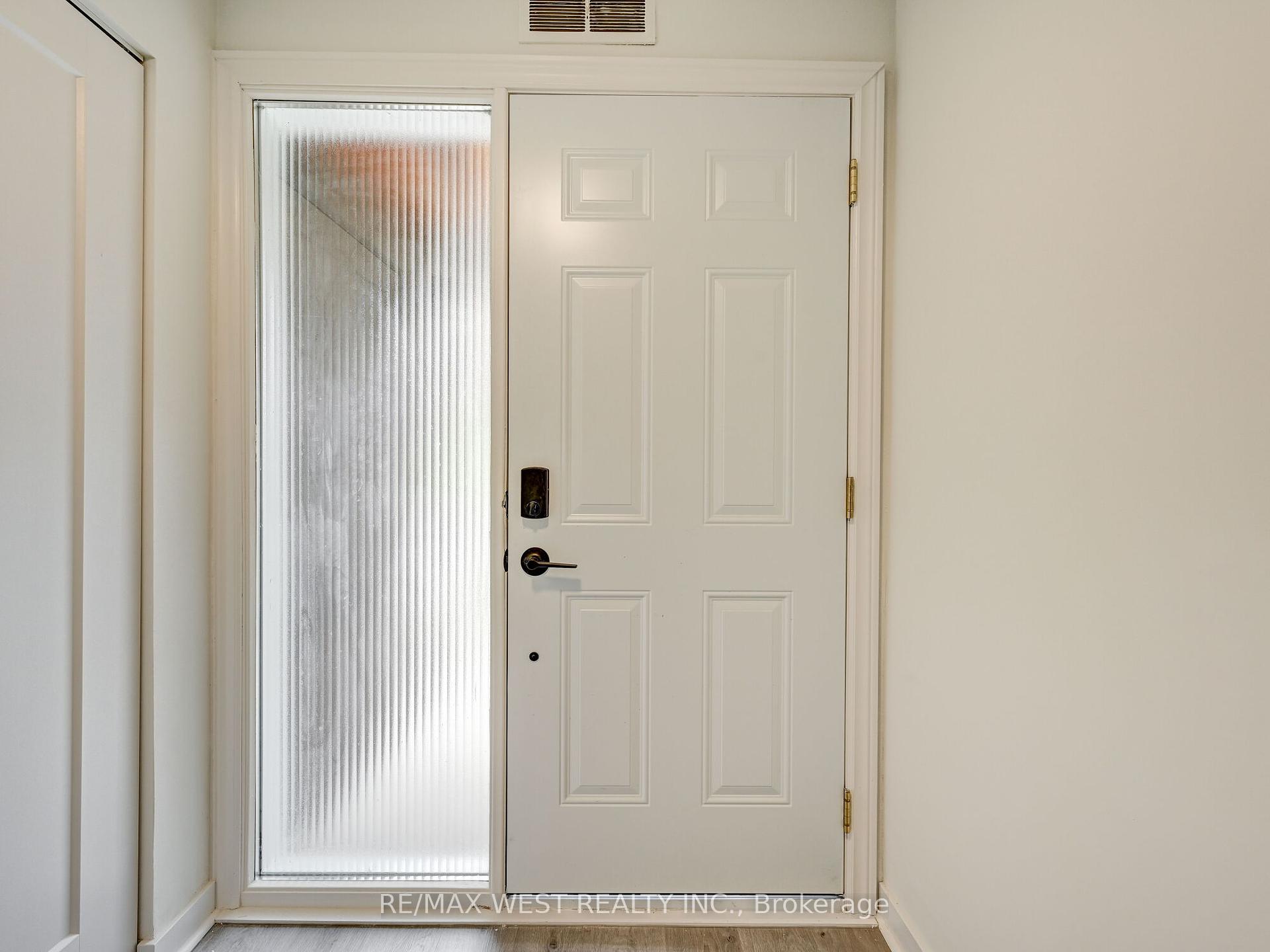 3 Bedrooms Condo at 22 Tandridge, Toronto For sale
