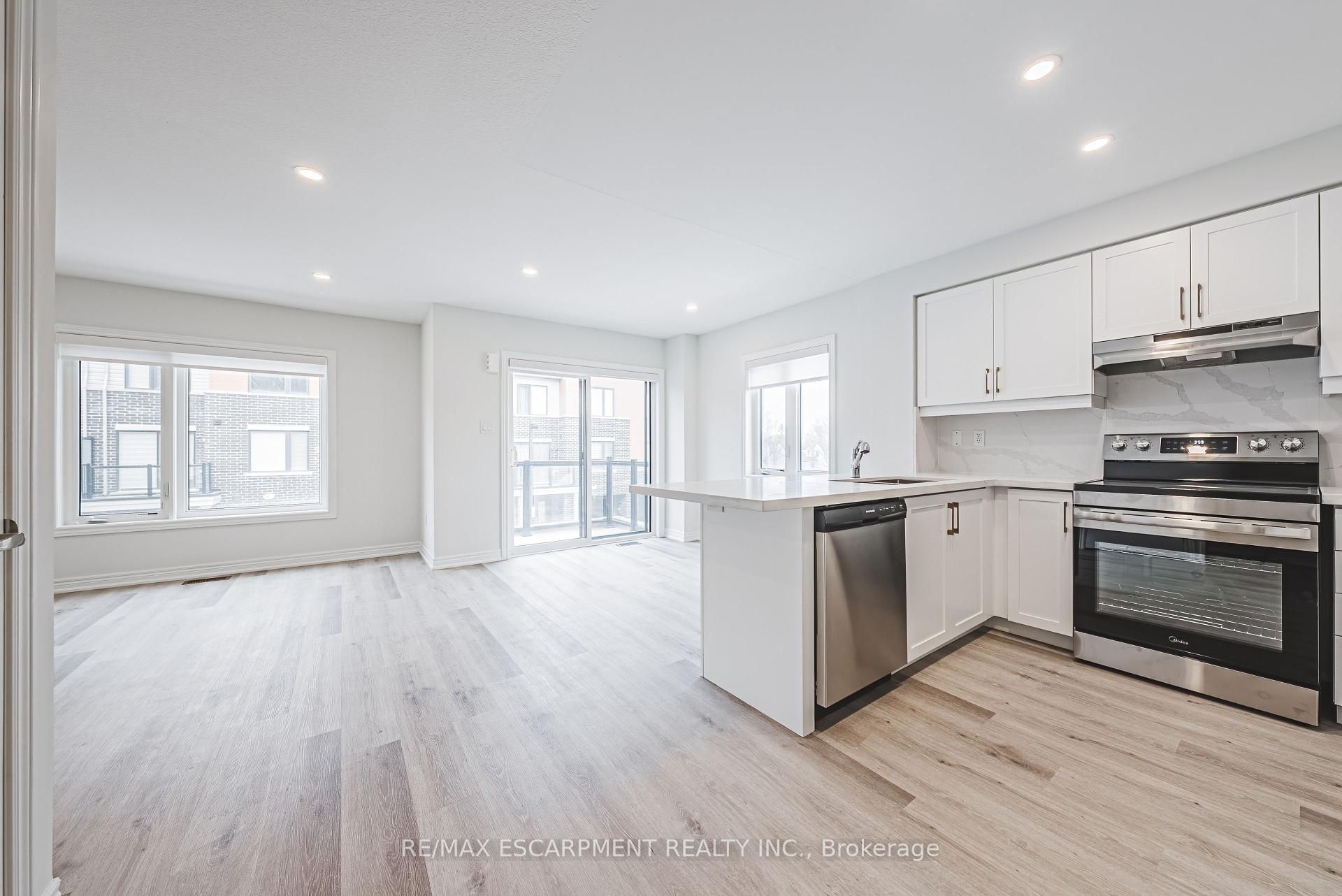 3 Bedrooms Condo at 55 Dryden,  Hamilton For sale