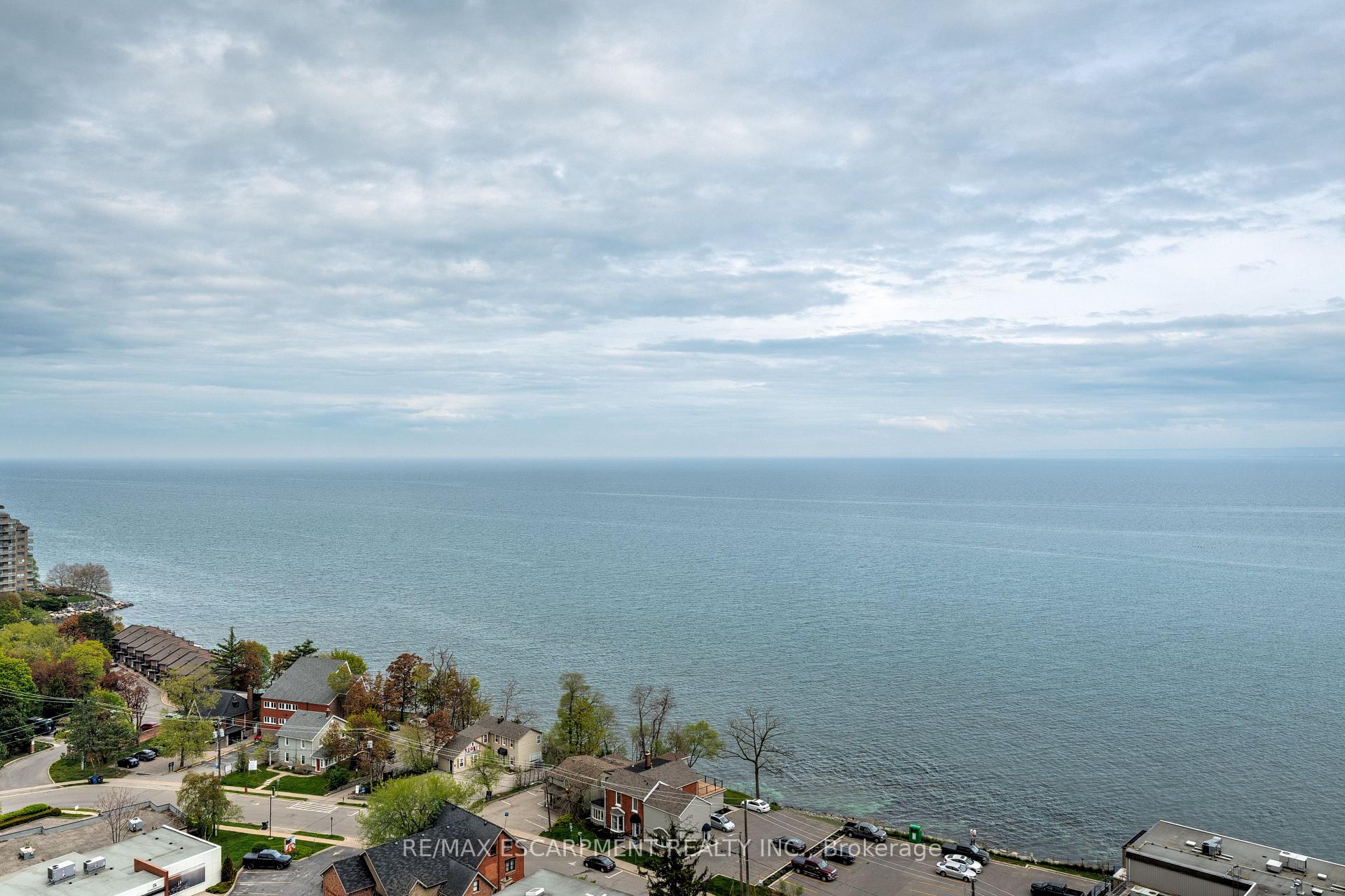 2 Bedrooms Condo at 370 Martha, Burlington For sale
