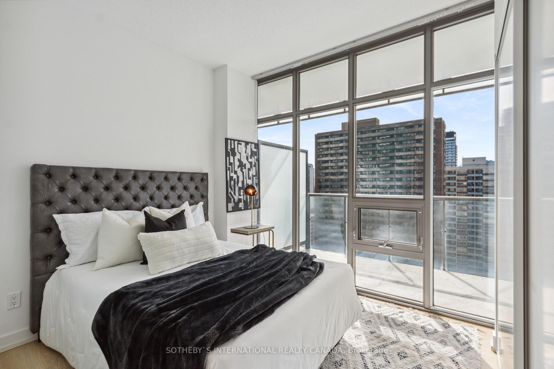 2 Bedrooms Condo at 33 Charles,  Toronto For sale
