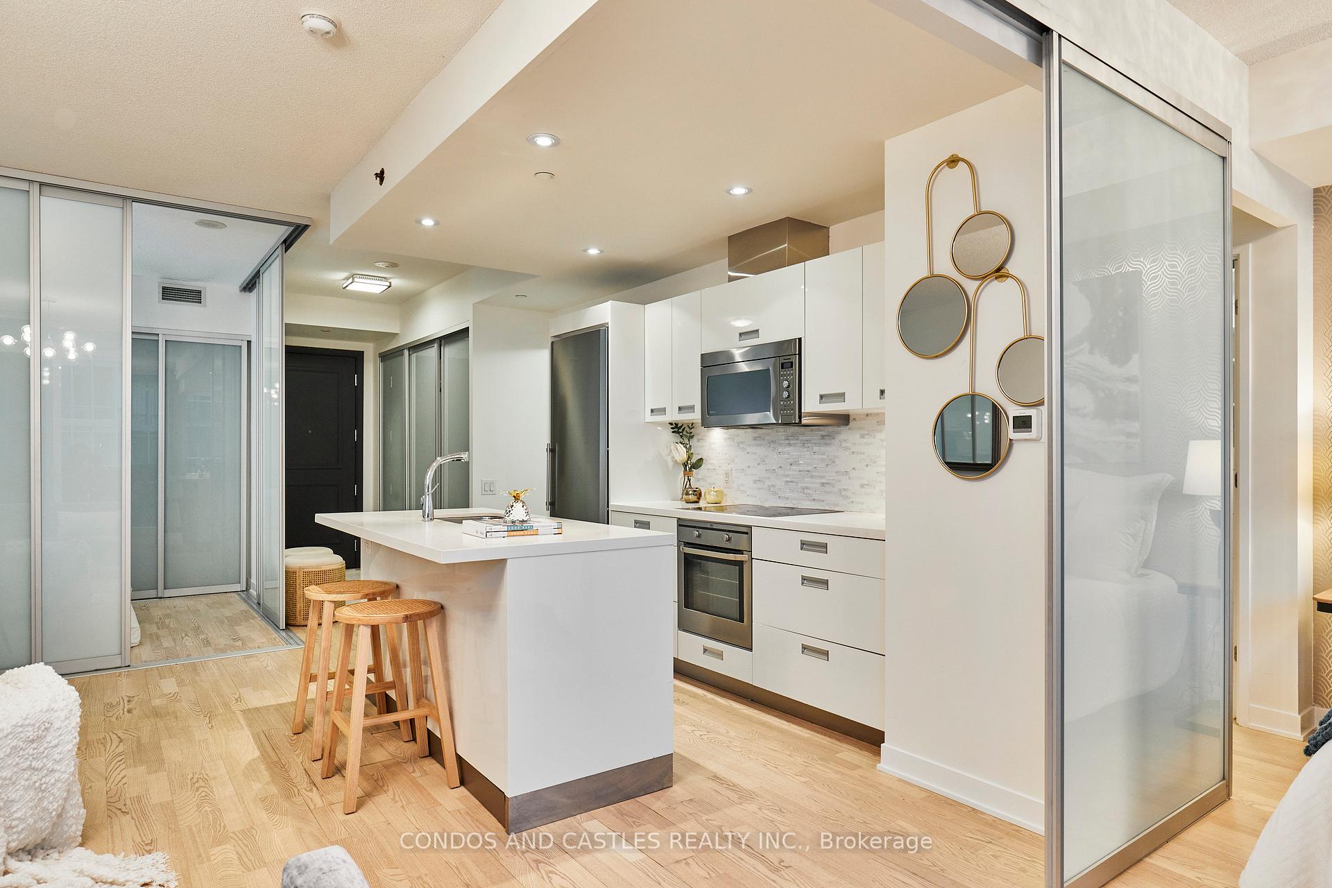 2 Bedrooms Condo at 88 Park Lawn, Toronto For sale