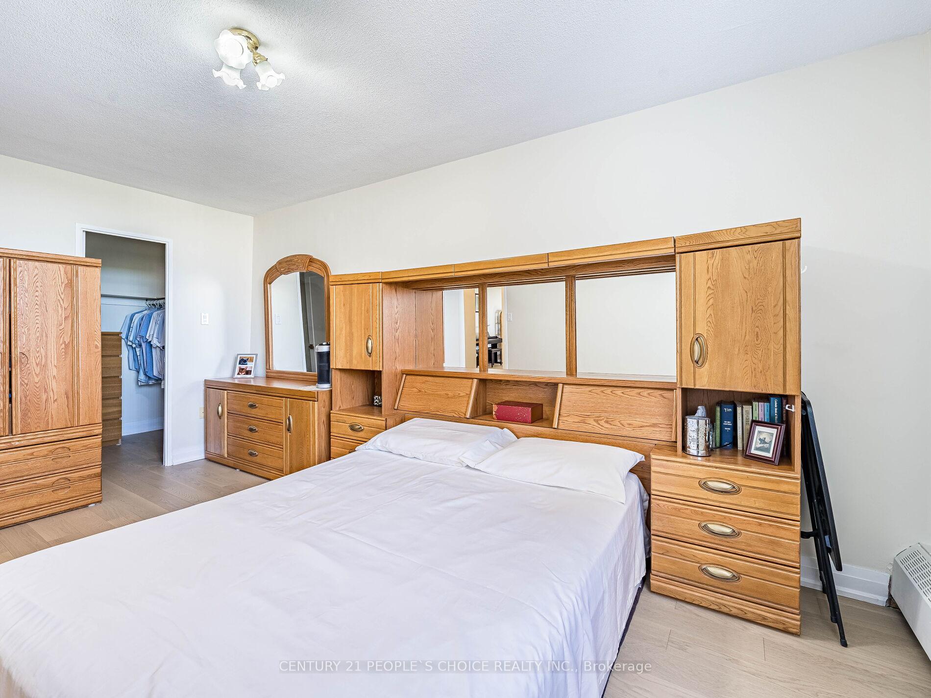 2 Bedrooms Condo at 451 The West Mall, Toronto For sale
