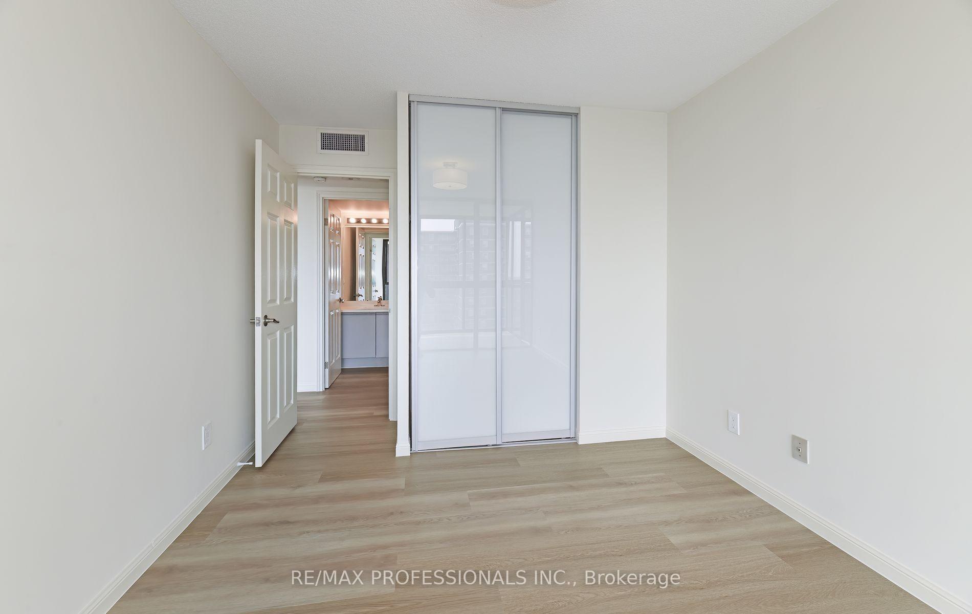 3 Bedrooms Condo at 40 Richview, Toronto For sale