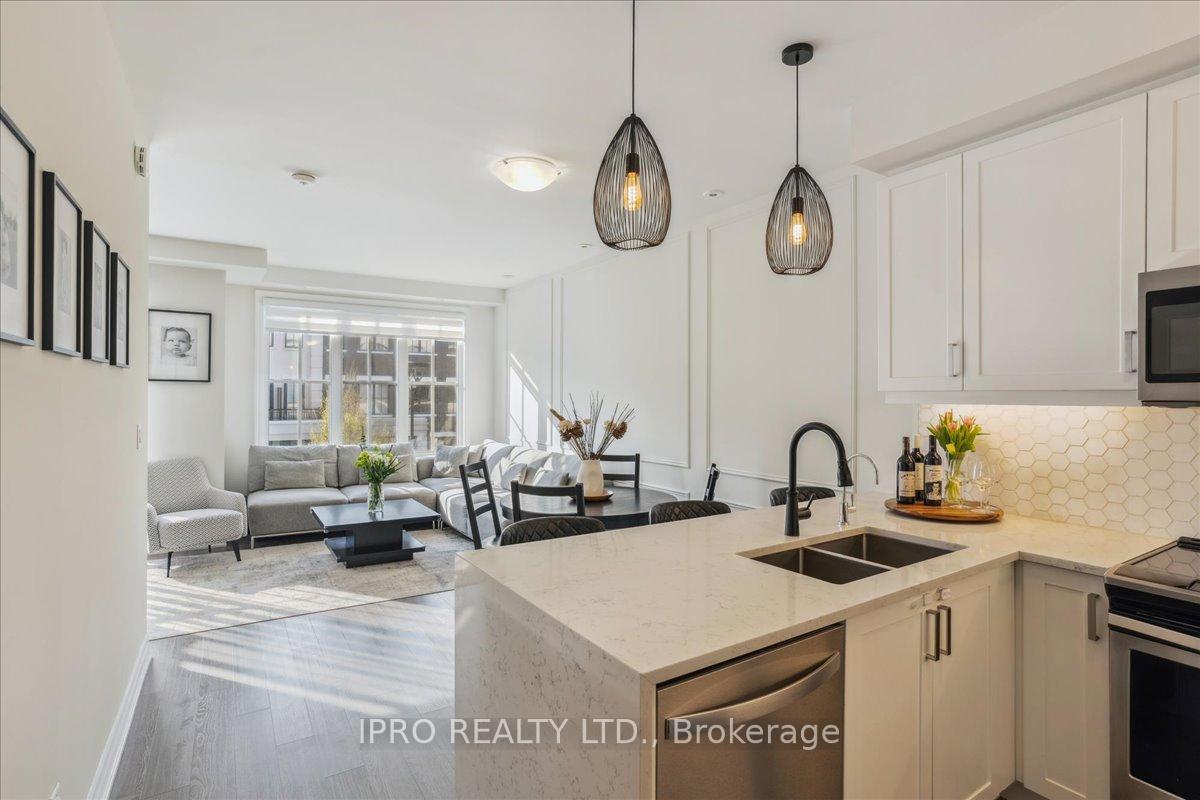 2 Bedrooms Condo at 652 Cricklewood, Mississauga For sale
