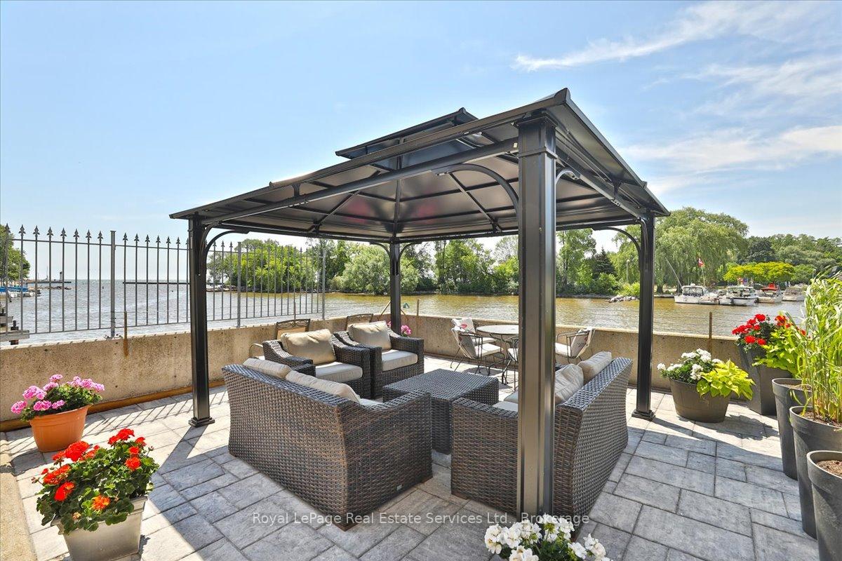 2 Bedrooms Condo at 100 Bronte, Oakville For sale