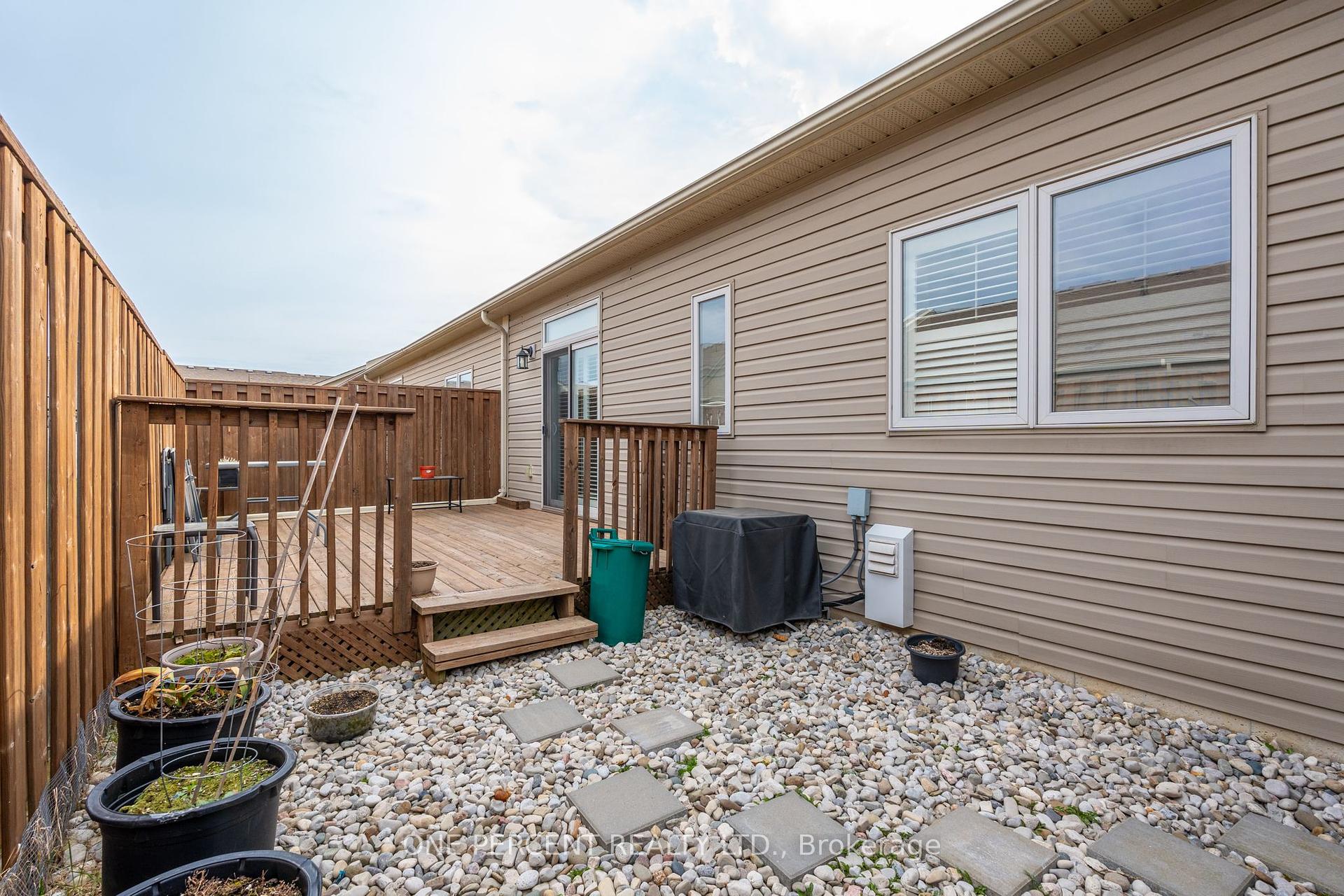 2 Bedrooms Condo at 21 Stickland, Hamilton For sale