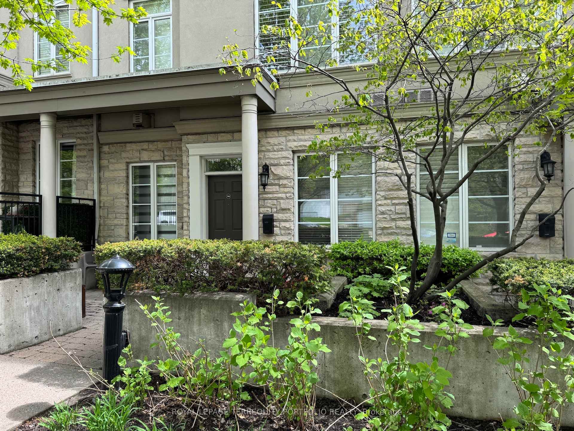 4 Bedrooms Condo at 51 York Mills, Toronto For sale