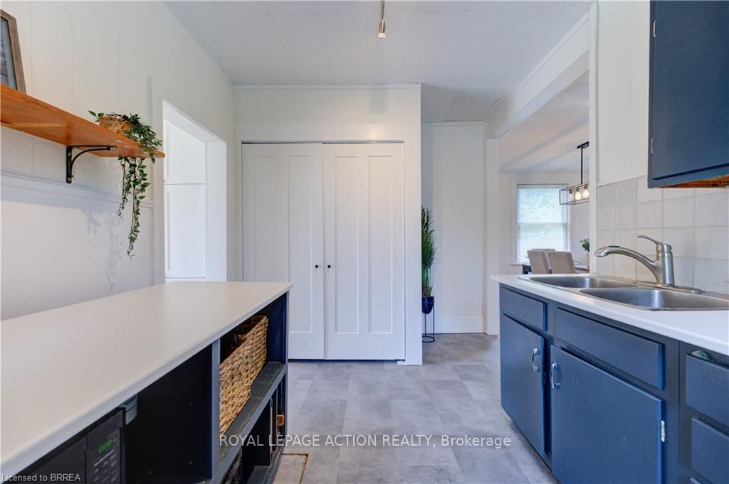 9 Curtis Avenue S